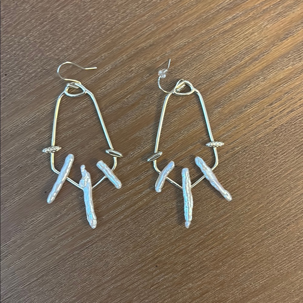 Elegant pearl and Gold Dangle Kendra Scott Earrings